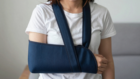 herida con el brazo en cabestrillo generated with Z-Image