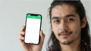 hombre mostrando pantalla con recursos de seguros generated with Z-Image
