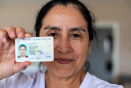 latina mostrando su licencia image generated with Grok AI